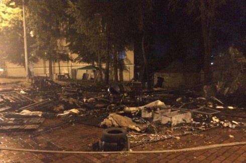 На Михайловской сгорели палатки Майдана - фото