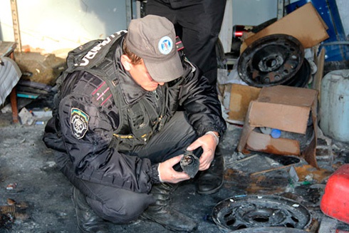 На СТО пытались разобрать боезаряд от гранатомета - произошел взрыв, погиб человек - фото