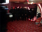 Киевская милиция снова защищает незаконный бизнес, будучи в масках и в непронумерованных шлемах