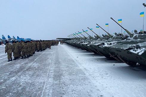 Под Житомиром армии передали более 150 единиц техники и вооружения - фото