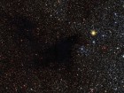 Темная туманность заслонила собой сотни звезд - фото