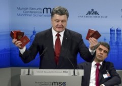 Порошенко в Мюнхене предъявил паспорта и документы российских солдат и офицеров - фото