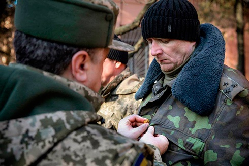 Президент присвоил звание Героя Украины полковнику Сергею Шаптале - фото