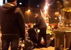 Место гибели Немцова зачистили от цветов - фото