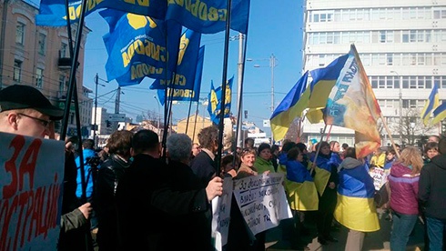 Под КСУ митингуют против отмены закона о люстрации - фото