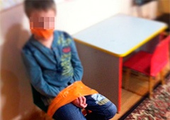 В российском детском учреждении воспитывают детей, привязывая их и заклеивая рот - фото