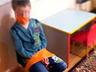 В российском детском учреждении воспитывают детей, привязывая их и заклеивая рот