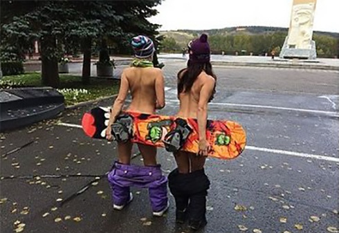 В Кемерово голые девушки сфотографировались на фоне Вечного Огня - фото