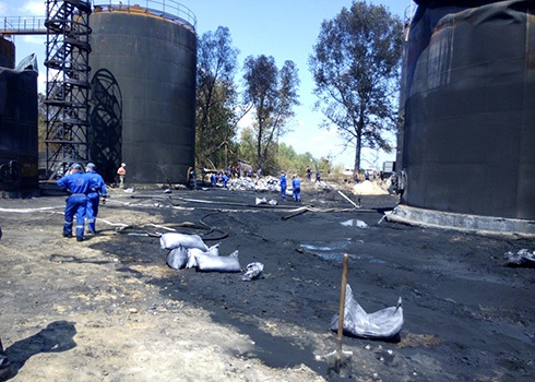 Ликвидация пожара на нефтебазе в Глевахе продолжается - фото