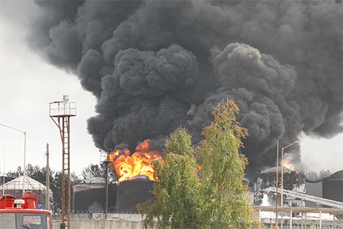 На горящую нефтебазу полтора часа не вызывали пожарных, - МВД - фото