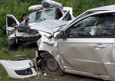 На Луганщине в результате лобового столкновения легковых автомобилей погибли 3 человека - фото