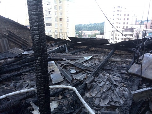 В Киеве на Большой Васильковской сгорел чердак 5-этажного жилого дома - фото