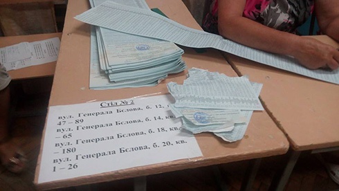Некоторых выборы в Чернигове «достали»: человек получил и сразу разорвал бюллетень - фото