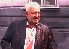 Во Львове облили свиной кровью депутата из Оппозиционного блока [видео] - фото