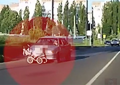 Водитель сбила коляску с младенцем и продолжила ехать - фото