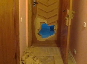 Следователи выломали двери в квартиру журналиста, провели незаконный обыск - фото