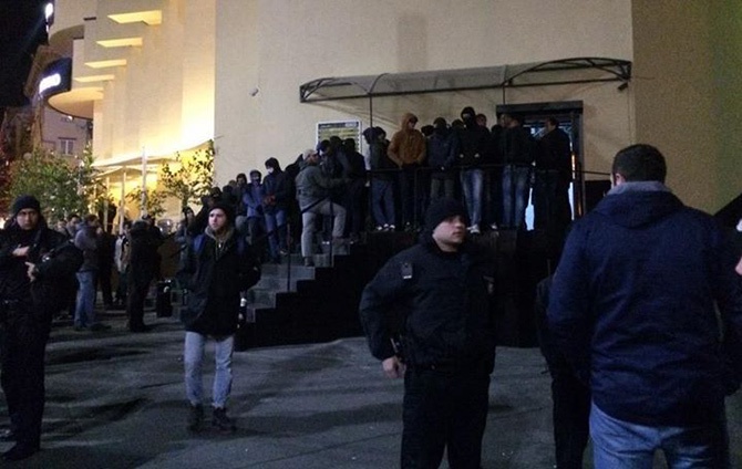 В Киеве националисты сорвали концерт группы «Onyx» - фото