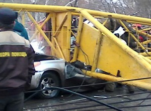 В Омске упал башенный кран, погибли четыре человека - фото