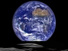 Вид Земли с Луны показала NASA