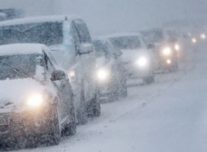 В России мужчина умер в снежной пробке на трассе - фото
