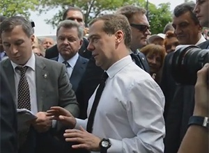 Медведев - крымским пенсионерам: Денег нет, хорошего настроения! - фото