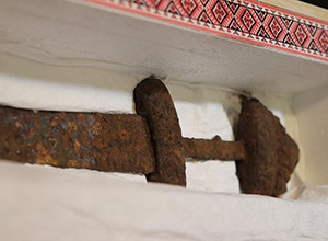 В Украину вернули меч викинга, который пытались вывезти в Россию - фото