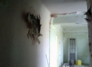 Снаряд боевиков попал в многоэтажку в Красногоровке, есть раненые - фото