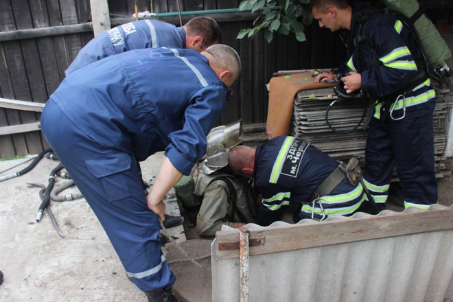 В Черкассах мужчина решил самостоятельно почистить канализацию, погибли трое - фото