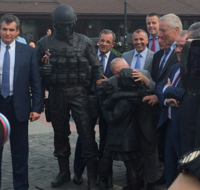 Французский депутат в Крыму поцеловал памятник солдату-оккупанту - фото