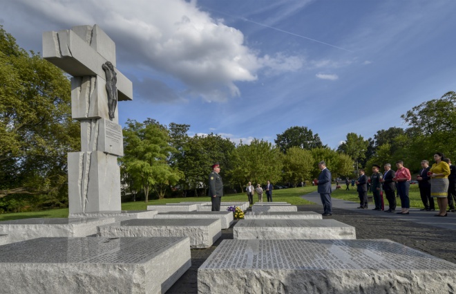 Порошенко почтил память жертв Волынской трагедии - фото
