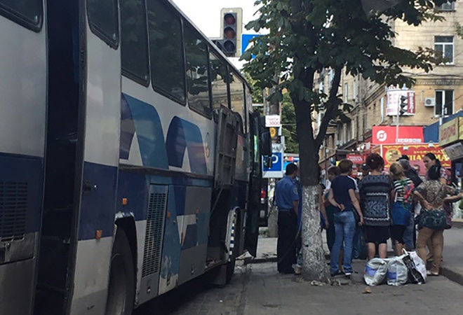 В центре Днепра совершили разбойное нападение на автобус - фото