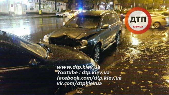 В Киеве водитель сбил двух пешеходов, затем несколько автомобилей - фото