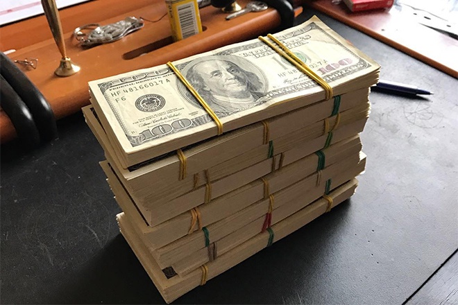 Должностных лиц «Военторгсервиса» поймали на вымогательстве $ 900 тыс у предпринимателей рынка «7 километр» - фото