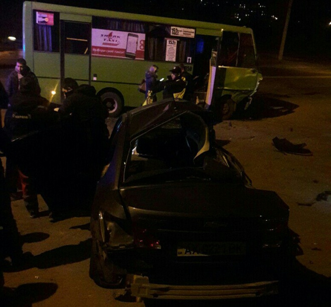 В Харькове легковушка столкнулась с маршруткой, трое погибших - фото