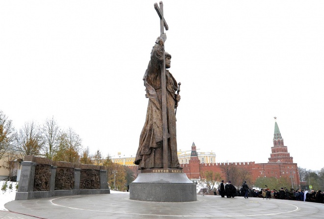 В Москве открыли памятник киевскому князю Владимиру - фото
