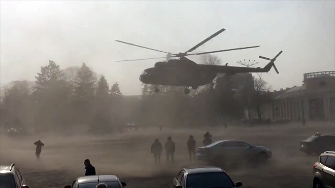 Генерал эффектно покинул торжества с центральной площади Чернигова – на вертолете - фото
