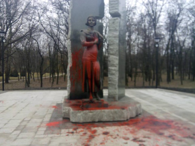 В Бабьем Яру облили краской памятник Елене Телиге - фото