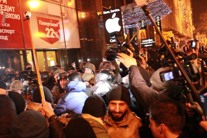 В Киеве националисты пытались "заглянуть" в офис Ахметова и "Альфа-банк" - фото