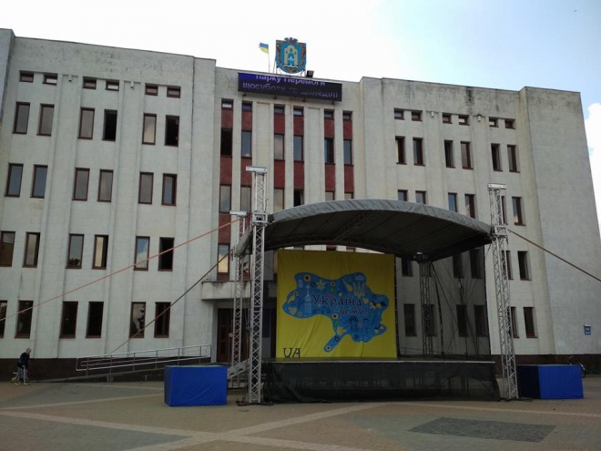 В Броварах на сцене разместили карту Украины без Крыма и Донбасса - фото