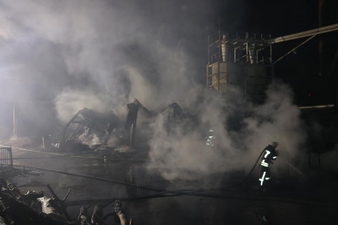 На Позняках возник крупный пожар на складах - фото