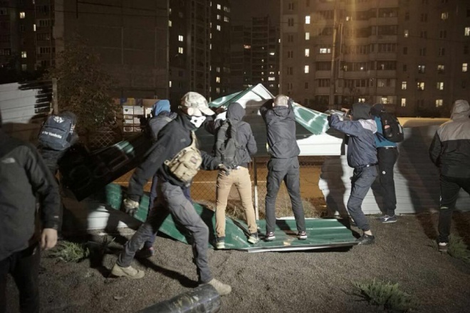 В Киеве разгромили недостроенную АЗС "ОККО", есть пострадавшие - фото