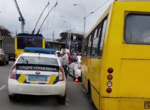 В Киеве маршрутка насмерть сбила двух человек возле остановки - фото