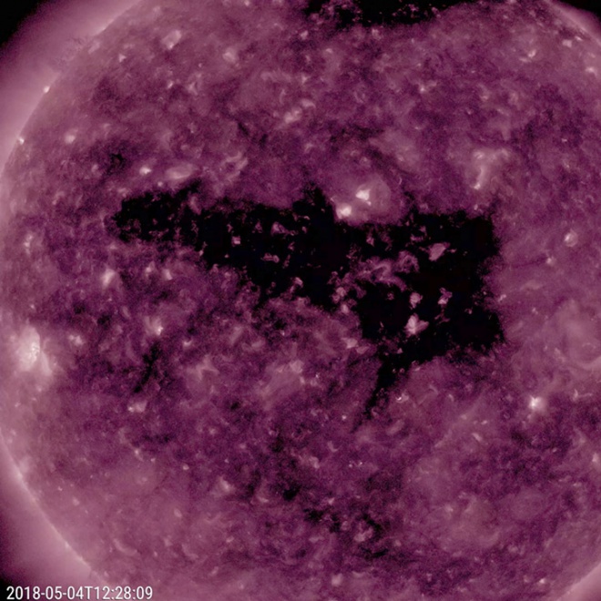 NASA показала большую корональных дыру на Солнце - фото