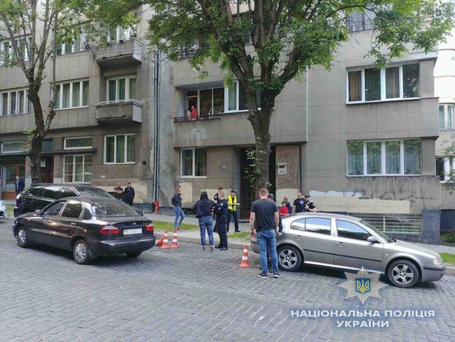 Во Львове участник ДТП ударил ножом патрульную полицейскую - фото