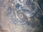НАСА показала сложные завихрения облаков над Юпитера