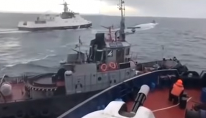 Видео, как россияне таранили рейдовый буксир ВМС ВСУ - фото