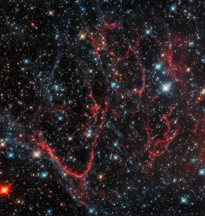 Хаббл показал остатки сверхновой в виде спутанной паутины - фото