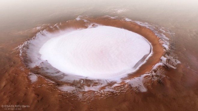 Почему кратер на Марсе постоянно заполнен замерзшей водой? - фото