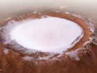 Почему кратер на Марсе постоянно заполнен замерзшей водой?