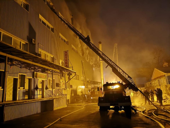 Пожар на складах в Киеве сильно разросся - фото